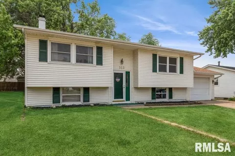 323 W Oak St, Eldridge, IA 52748