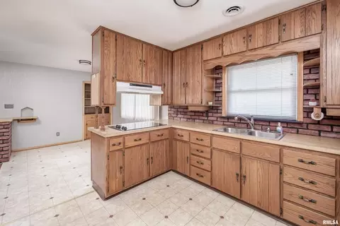 327 14th St, Silvis, IL 61282 photo 8
