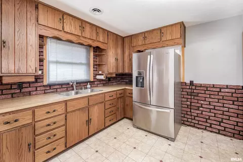 327 14th St, Silvis, IL 61282 photo 9