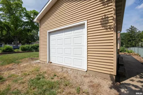 327 14th St, Silvis, IL 61282 photo 35