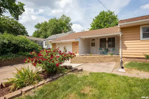 327 14th St, Silvis, IL 61282