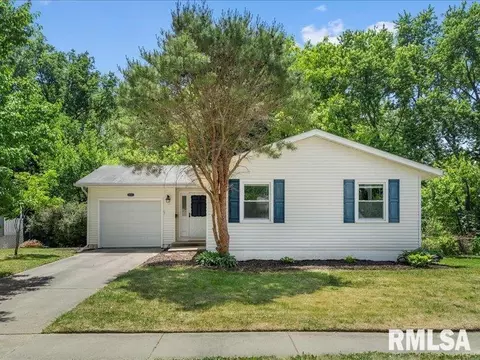 1359 Golden Valley Dr, Bettendorf, IA 52722