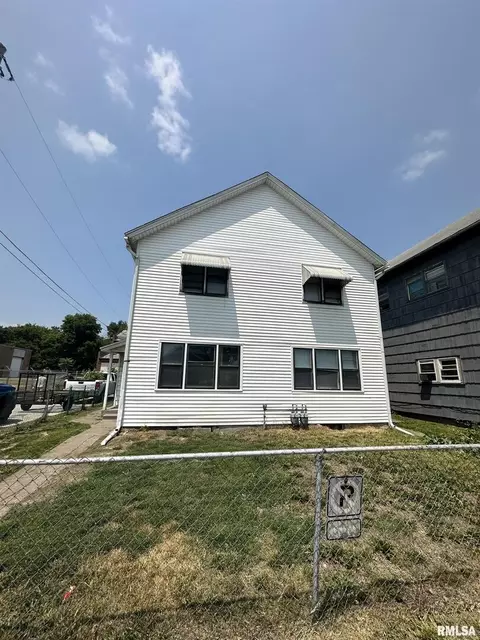 1620 W 4th St, Davenport, IA 52802