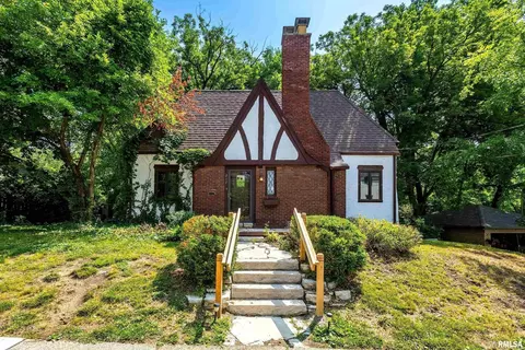 217 Hillcrest Ave, Davenport, IA 52803
