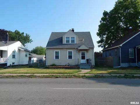 2348 W Locust St, Davenport, IA 52804