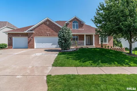 5577 N Ridge Cir, Bettendorf, IA 52722