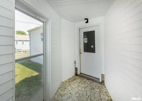 966 40th St, Moline, IL 61265 photo 15
