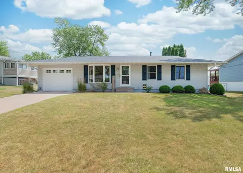 2230 Waveland Dr, Bettendorf, IA 52722