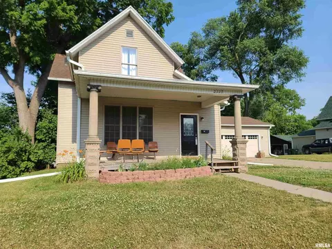 2227 N 5th St, Clinton, IA 52732