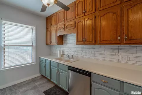 2231 7th St, Moline, IL 61265 photo 4