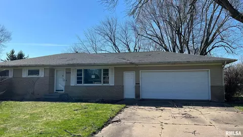 5320 31st Avenue Ct, Moline, IL 61265