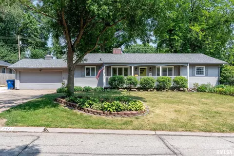 2411 Salem Ct, Bettendorf, IA 52722