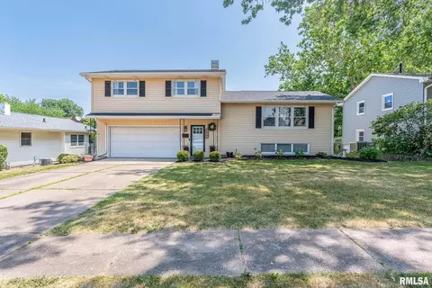 4027 Washington Ln, Davenport, IA 52806