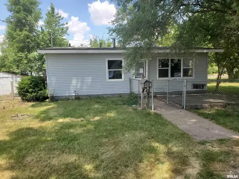 1017 W 2nd St, Galesburg, IL 61401