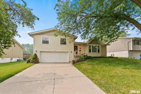 3898 Lexington Ct, Bettendorf, IA 52722