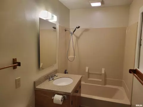310 E Sweet St, Hull, IL 62343 photo 10