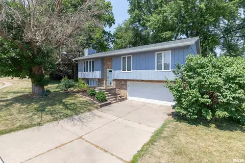 2840 Willow Dr, Bettendorf, IA 52722