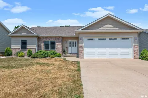 505 N 8th St, Le Claire, IA 52753