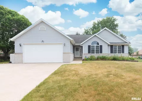 901 W Davies Ct, Eldridge, IA 52748