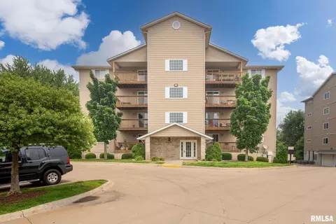 4189 Creek Hill Dr, Bettendorf, IA 52722