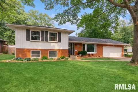 2203 Parkway Dr, Bettendorf, IA 52722