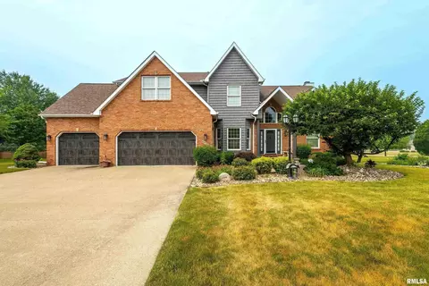 6030 Lakeland Ct, Davenport, IA 52807