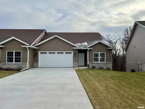 606 Titus Ct, Le Claire, IA 52753