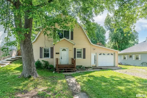 3303 Pershing Blvd, Clinton, IA 52732