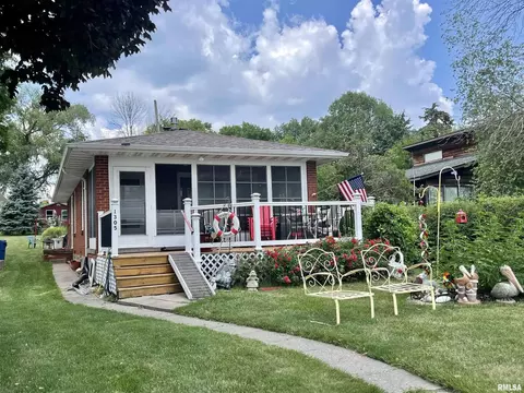 1305 Canal Shore Dr SW, Le Claire, IA 52753