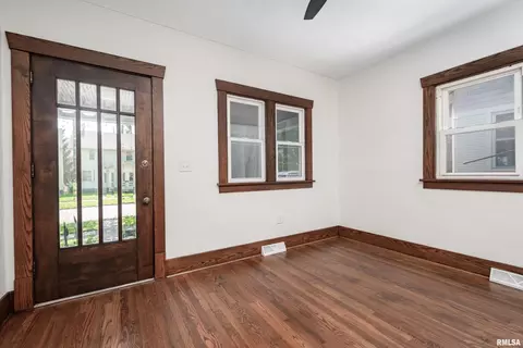 425 41st St, Moline, IL 61265 photo 4