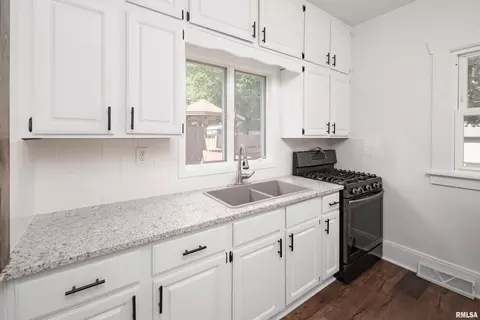 425 41st St, Moline, IL 61265 photo 8