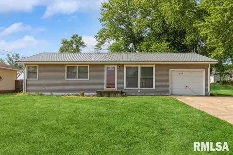 239 1st St, Charlotte, IA 52731