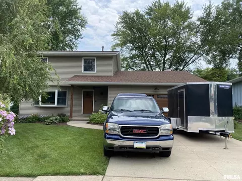 1245 Denniston Ave, Bettendorf, IA 52722
