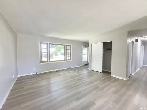 217 E 9th Ave, Colona, IL 61241 photo 3