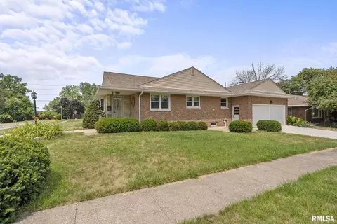 1202 5th St, Dewitt, IA 52742