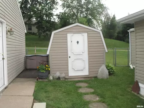 22815 243rd St, Eldridge, IA 52748 photo 6