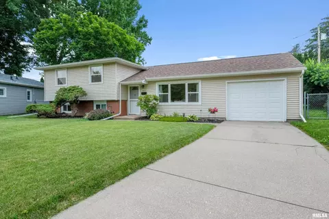 1422 Lakewood Dr, Bettendorf, IA 52722