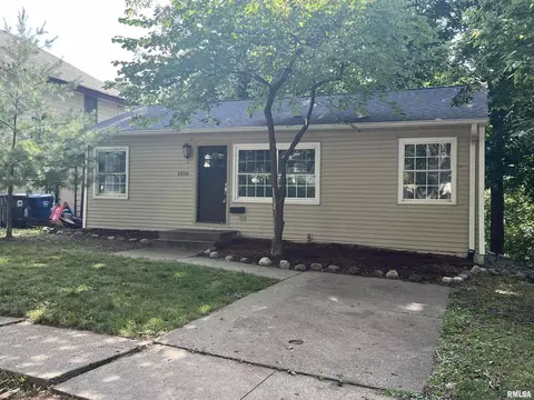 1810 Ridgewood Ave, Davenport, IA 52803