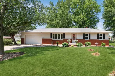 2802 W Stockwell Ln, Clinton, IA 52732