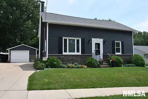 313 S 8th St, Le Claire, IA 52753