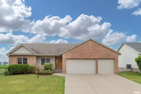 355 Lynnea Dr, Eldridge, IA 52748