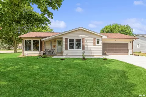 1431 Hiawatha Ln, Camanche, IA 52730
