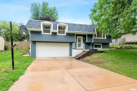 310 S Parkview Dr, Eldridge, IA 52748