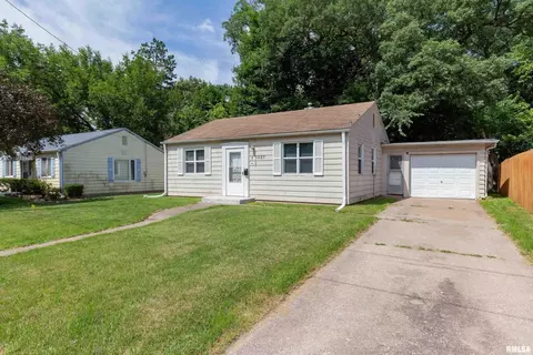 1027 38th St, Moline, IL 61265