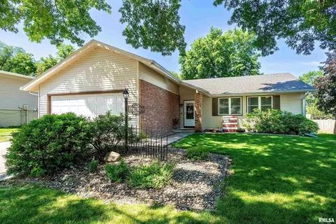 5518 Oak Brook Rd, Davenport, IA 52806