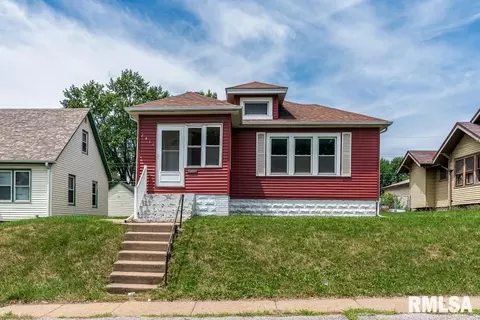 2418 N Division St, Davenport, IA 52804