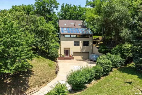 1910 Mississippi Blvd, Bettendorf, IA 52722