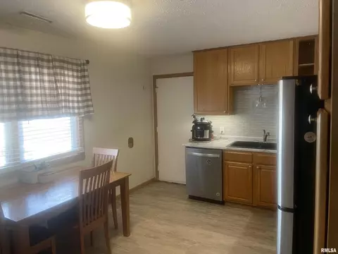 217 N 9th St, Eldridge, IA 52748 photo 7