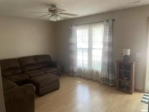 217 N 9th St, Eldridge, IA 52748 photo 4