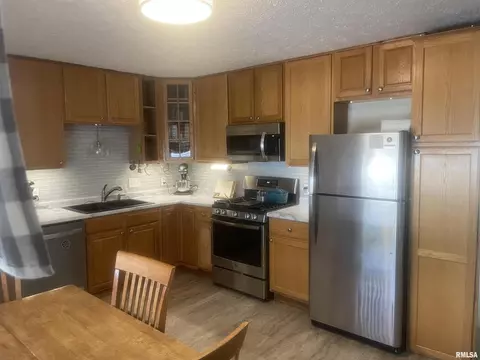 217 N 9th St, Eldridge, IA 52748 photo 9